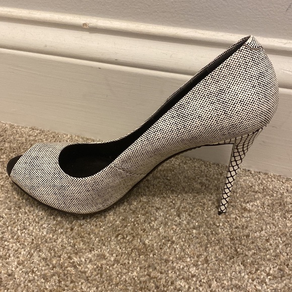 NIB Giuseppe black and white patterned peep toe heels. Size 38.5 - Picture 2 of 16